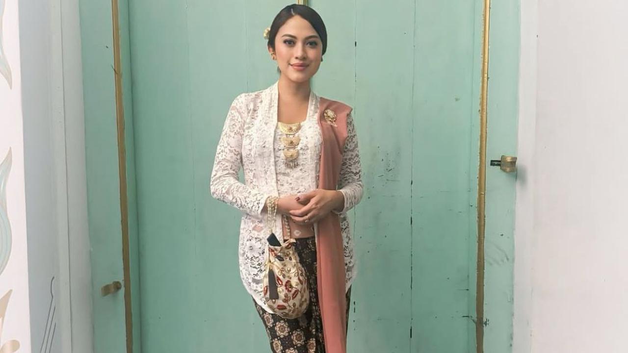 Inspirasi Kebaya Modern dari Cynthia Riza, Istri Giring Ganesha, untuk Tampil Elegan di Berbagai Acara