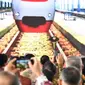 Presiden Joko Widodo saat meresmikan groundbreaking atau peletakan batu pertama pembangunan kereta bandara yang menghubungkan Bandara Adi Soemarmo dan Stasiun Solo Balapan di Bandara Adi Soemarmo, Boyolali (8/4). (Liputan6.com/Biropres Istana)