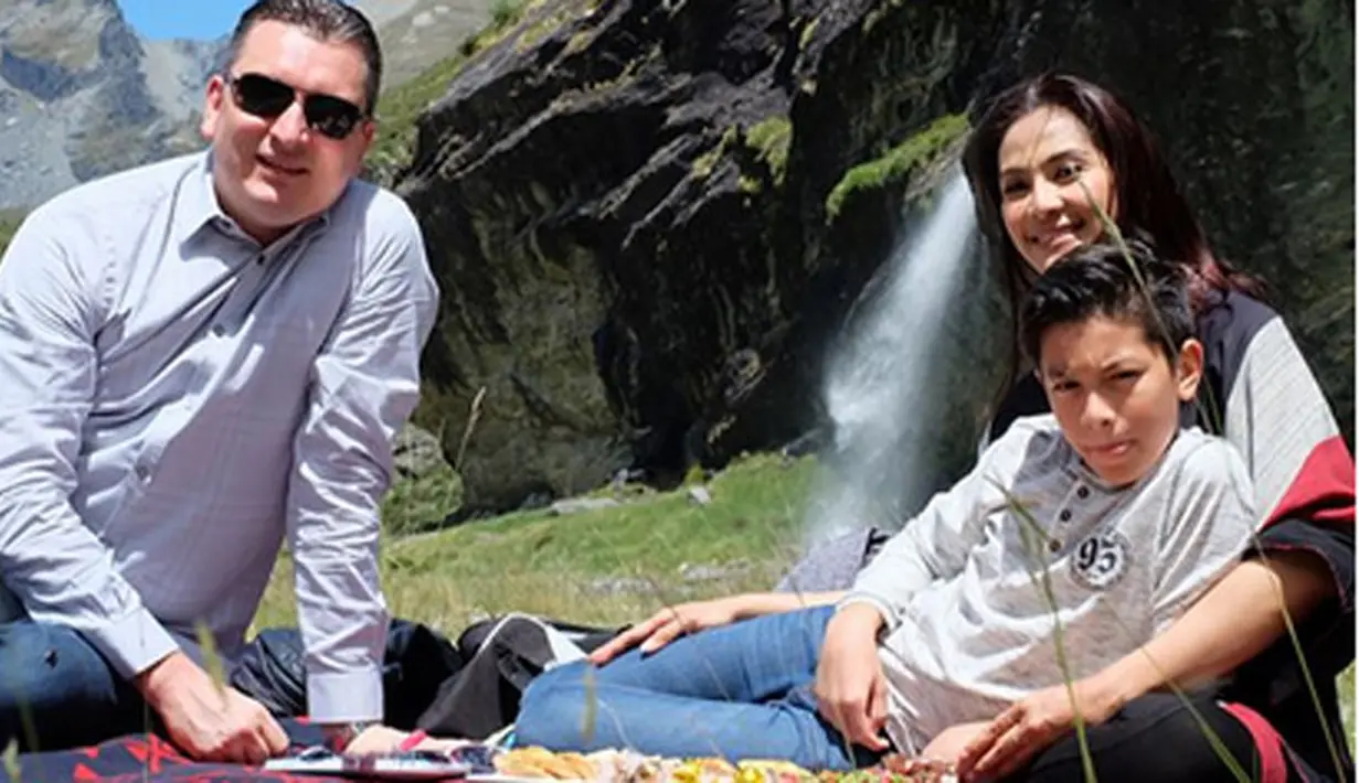 "Piknik di area sekitar #MountainAspiringNationalPark. 25 menit dr #queenstown dgn #heliworks menuju ‘The Middle Earth’, lokasi dalam film ‘The Hobbit’.Indah sekali 💚," tulis artis senior 42 tahun itu. (Instagram/maudykoesnaedi)