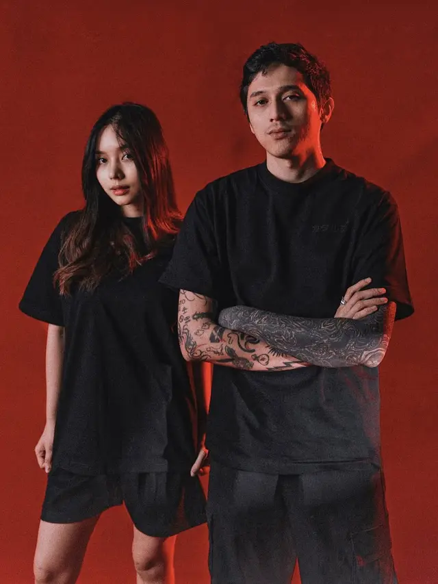 Jarang Tersorot, Intip 5 Potret Bimo Picky Picks bareng Istri yang Lagi Hamil Anak Ketiga