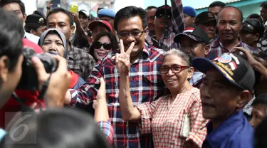 Cawagub DKI Jakarta, Djarot Saiful Hidayat saat tiba mengunjungi warga Kampung Makasar, Jakarta, Kamis (8/12). Dengan disambut warga dan anak-anak Djarot menyusuri Jalan Kerja Bakti yang menjadi lokasi blusukan-nya. (Liputan6.com/Faizal Fanani)