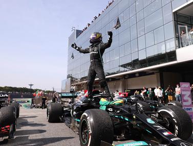 Foto: Start dari Posisi 10, Lewis Hamilton Tikung Verstappen dan Akhirnya Finis di Posisi Pertama F1 GP Brasil