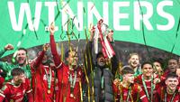 Pelatih Liverpool, Jurgen Klopp, mengangkat trofi juara Carabao Cup 2023/2024 di Stadion Wembley, Minggu (25/2/2024). The Reds menang lewat gol dramatis yang dicetak oleh Virgil van Dijk di menit Menit ke-118. (AP Photo/Alastair Grant)