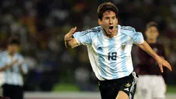 Nomor punggung 18 digunakan Lionel Messi pada awal karier di Timnas Argentina U-20. Bersama nomor tersebut, Messi mampu raih gelar Piala Dunia U-20 pada 2005 silam. Nomor tersebut juga digunakan oleh La Pulga di Timnas senior pada musim 2004/2005, 2006/2007. dan 2008/2009. (Foto: AFP/Luis Acosta)