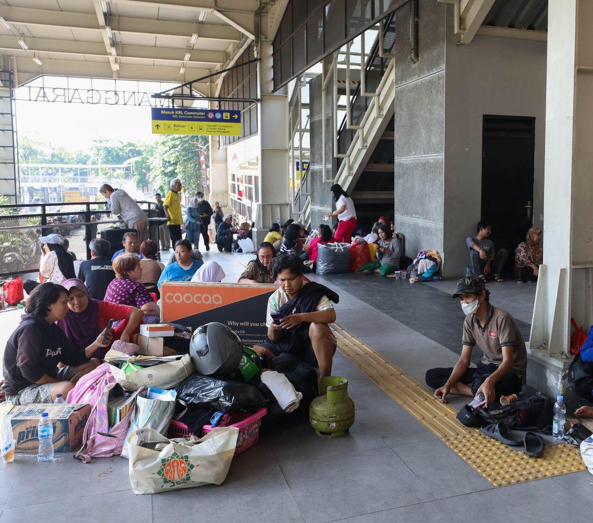 Puluhan warga korban kebakaran  terpaksa mengungsi di halaman Stasiun Kereta Api Bandara Manggarai, Jakarta, Selasa (13/8/2024).&nbsp;Pemerintah Kota Administrasi Jakarta Selatan menyiapkan fasilitas pengungsian bagi warga yang terdampak kebakaran di Jala