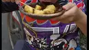 Potret komedian kelahiran Bali 40 tahun silam saat makan tahu gejrot.  Tidak hanya sekedar tahu di celupin ke bumbu, tapi kuahnya yang super pedas diminum. Saat memesan makanan khas Cirebon, ia suka bawang merah dan cabenya banyak. [Instagram/melki.bajaj]