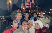 Potret Marsha Aruan dan Vicky Syaputra Asik Nikmati Liburan di Disneyland Shanghai, Kompak Jajal Wahana Ikonik TRON