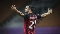 Striker AC Milan Zlatan Ibrahimovic merayakan golnya ke gawang Cagliari pada pekan ke-38 Liga Italia di San Siro, Minggu (2/8/2020) dini hari WIB. (Spada/LaPresse via AP)