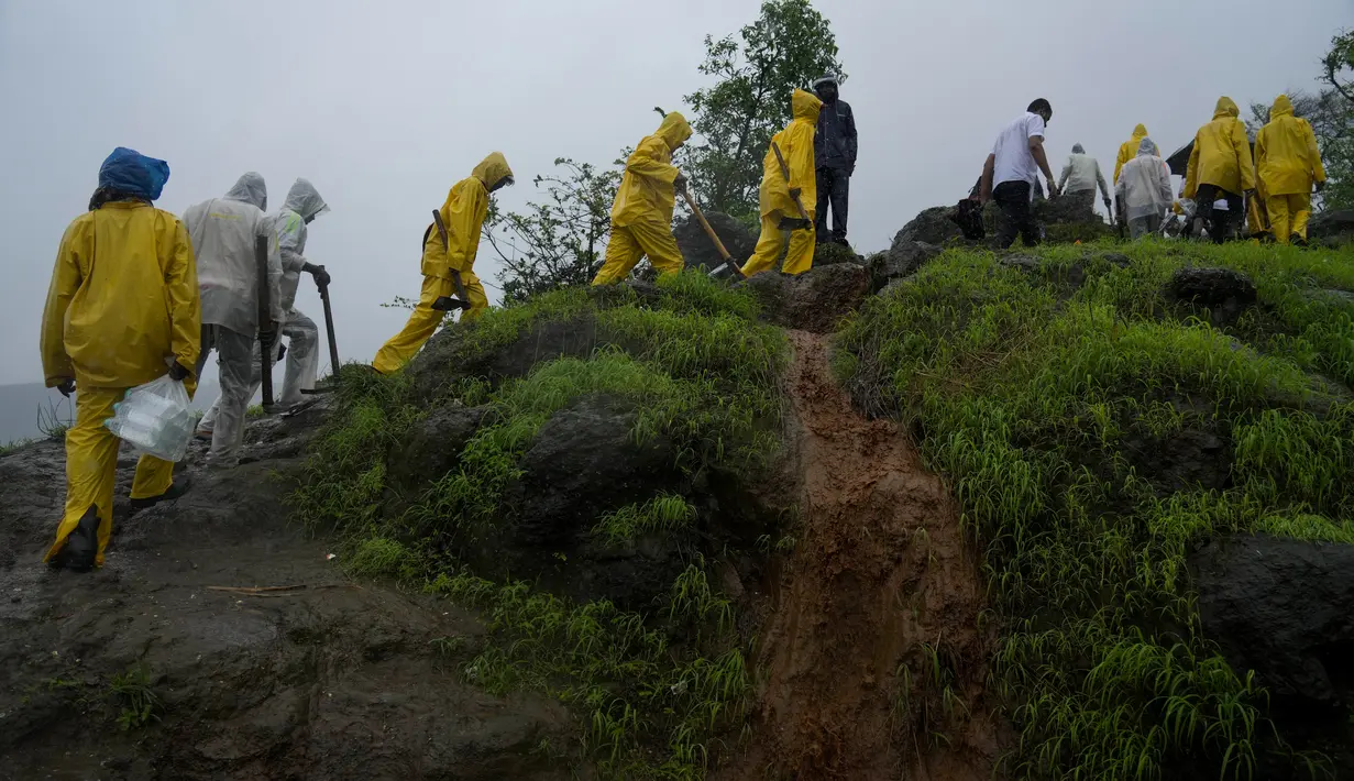 Kondisi cuaca yang buruk telah menghambat upaya penyelamatan dan pihak berwenang telah mengirimkan tim medis untuk membantu yang terluka, tambahnya. (AP Photo/Rafiq Maqbool)