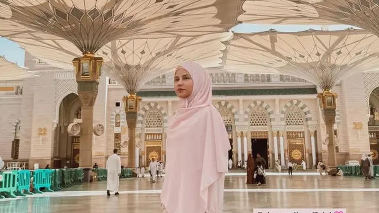 6 Potret Yunita Siregar Umroh, Gamis dan Hijab Pink Curi Perhatian