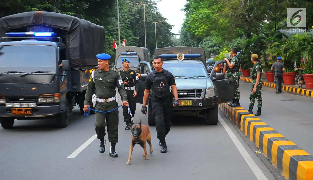 Petugas keamanan mengerahkan anjing pelacak saat mengamankan lokasi debat keempat Pilpres 2019 di Hotel Shangri-La, Jakarta, Sabtu (30/3). Debat kali ini mempertemukan capres nomor urut 01 Joko Widodo atau Jokowi dan capres nomor urut 02 Prabowo Subianto. (Liputan6.com/Angga Yuniar)