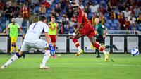 Aksi Tammy Abraham saat debut bersama AS Roma di laga kontra Fiorentina pada ajang Liga Italia. (Alberto PIZZOLI / AFP)