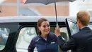 Kate Middleton turun dari mobil saat tiba di markas Emirates Tim Selandia Baru di kejuaraan balap perahu layar Amerika Cup World Series, di Royal Naval Dockyard, Inggris, Minggu (26/7/2015). (REUTERS/Luke MacGregor)