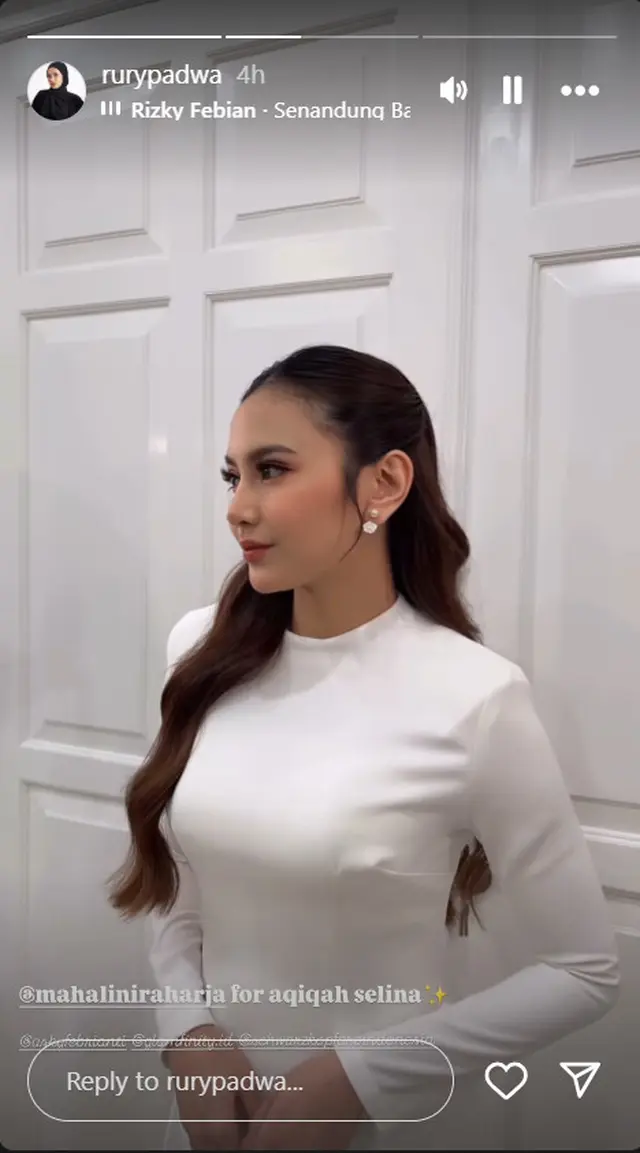 6 Potret gaya Mahalini di akikah anaknya, disebut seperti kakak adik saat gendong Selina