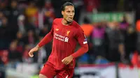 1. Virgil van Dijk (Liverpool) - Virgil van Dijk menjelma menjadi bek terbaik dunia dan berhasil membawa Liverpool meraih juara Liga Champions 2018-2019. Di musim ini, Virgil tercatat telah membuat 22 tekel, 30 intersep, 135 clearances, 4 block dan 143 menang duel udara. (AFP/Paul Ellis)