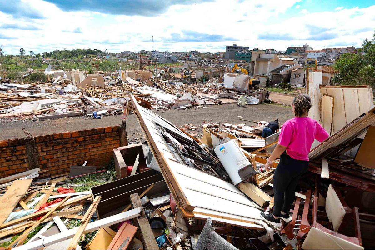 FOTO: Tornado Dahsyat Hantam Brasil Selatan, Enam Tewas dan Ratusan Luka-Luka