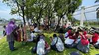 Potret di Balik Aksi Selamatkan Rakyat dari RUU Kesehatan Disahkan Hari Ini, Jadi Ladang Cuan Pedagang Kaki Lima yang Berada di Depan Gedung DPR RI Jakarta (Ade Nasihudin Al Ansori/Liputan6.com)