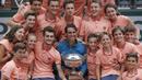Ball girls dan ball boy melakukan foto bersama dengan Rafael Nada usai meraih trofi Prancis Terbuka 2018 di Roland Garros stadium, Paris, (10/6/2018). Nadal menang atas Dominic Thiem tiga set 6-4, 6-3, 6-2. (AP /Michel Euler)