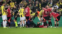 Penyerang Brasil Manchester United Antony Matheus Dos Santos menerima perawatan medis setelah mengalami cedera selama pertandingan sepak bola putaran pertama Liga Europa UEFA antara Fenerbahce SK dan Manchester United di Stadion Sukru Saracoglu di Istanbul pada 24 Oktober 2024.Ozan KOSE / AFP