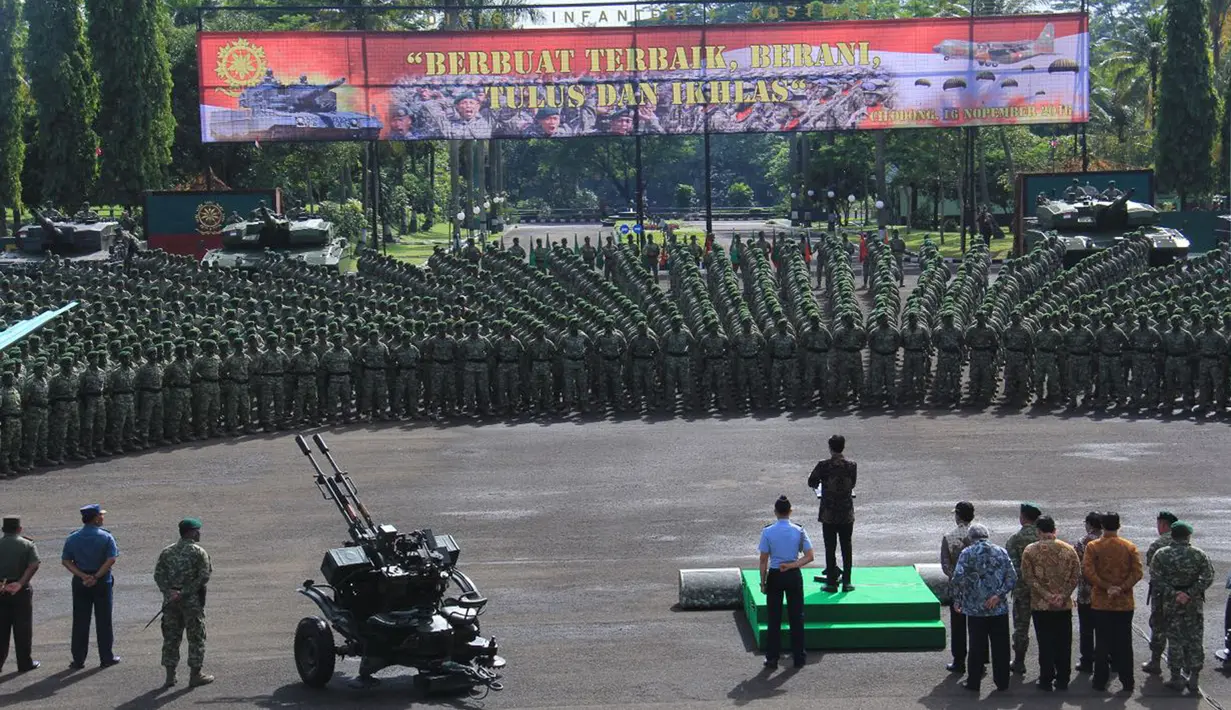 Presiden Jokowi berdiri di hadapan 3.500 pasukan Kostrad saat upcara di Lapangan Hitam Madivif 1 Kostrad, Cilodong, Jawa Barat, Rabu (16/11). Presiden Jokowi menyatakan kebanggaannya untuk dapat berdiri di depan mereka. (Biro Pres Kepresidenan)