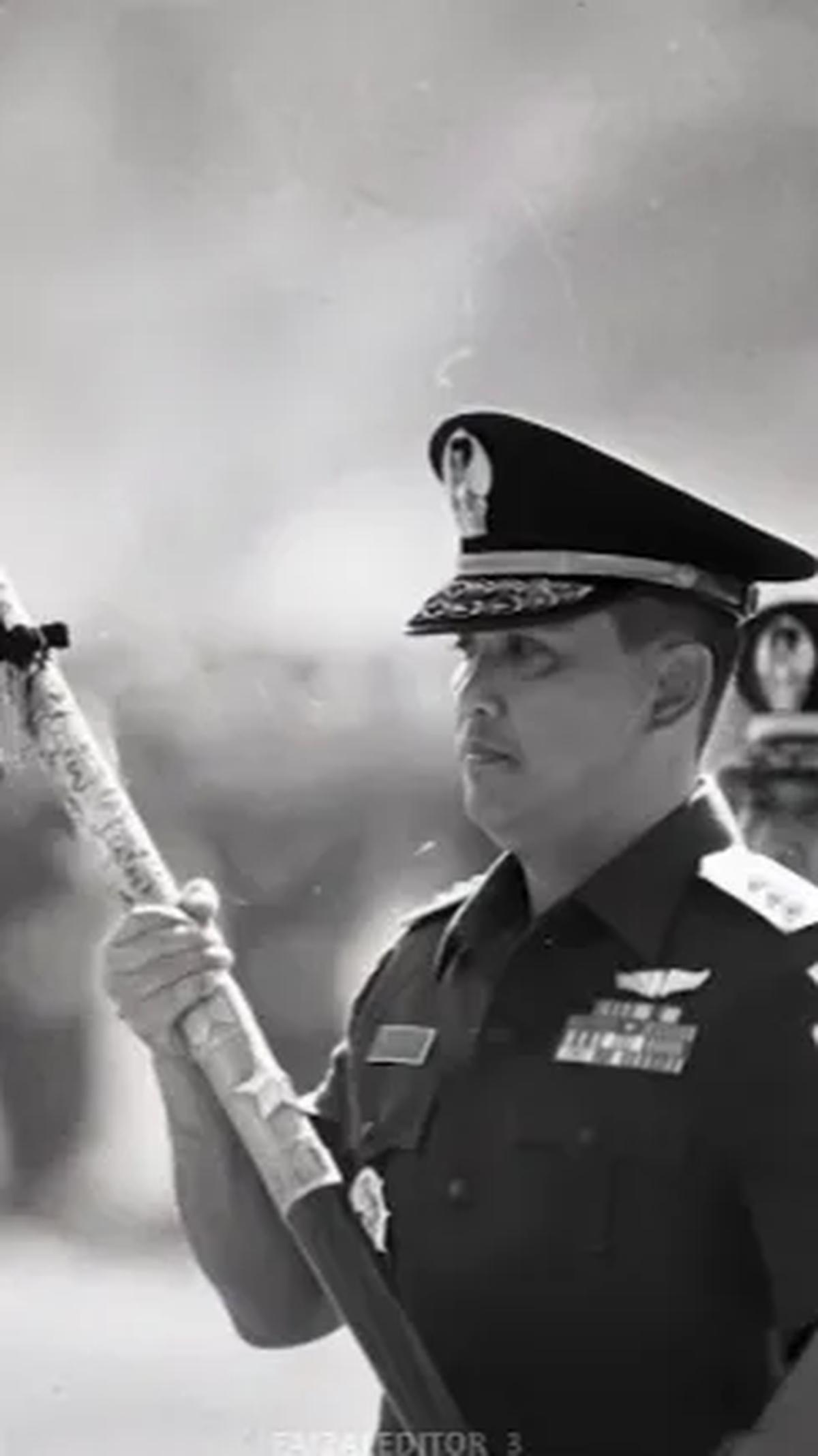 Sebelum menjabat sebagai Wakil Presiden Indonesia, Try Sutrisno mengemban tugas menjadi Panglima Angkatan Bersenjata Republik Indonesia (ABRI). <br>