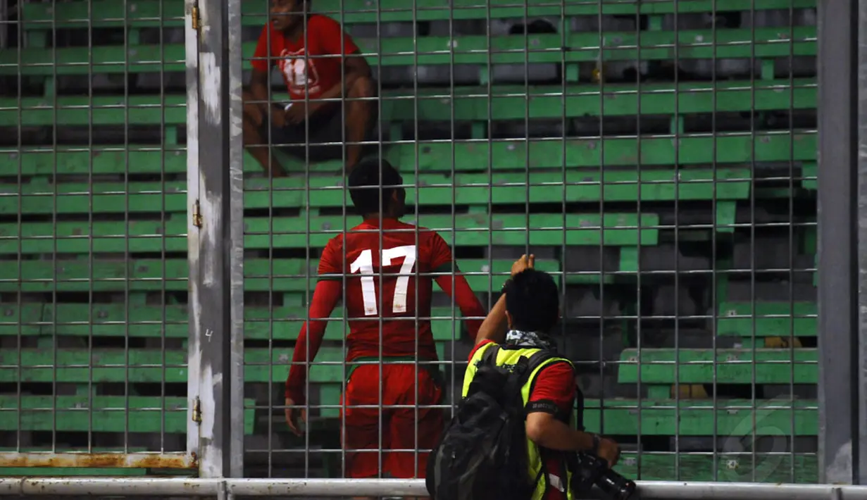 Sikap Ferdinand Sinaga membuat beberapa oknum suporter berlarian menghindar keluar stadion GBK Jakarta, (11/5/2014). (Liputan6.com/Helmi Fithriansyah)