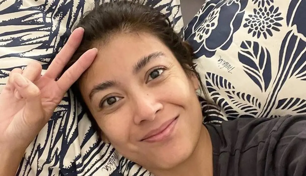 Sekalipun ia bangun tidur, terlihat kulitnya yang glowing begitu memesona.[Foto: Instagram @sigiwimala]