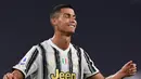 Striker Juventus, Cristiano Ronaldo tampak kecewa usai gagal memanfaatkan peluang dalam laga lanjutan Liga Italia 2020/21 melawan Sampdoria di Allianz Stadium, Turin, Minggu (20/9/2020). (AFP/Miguel Medina)