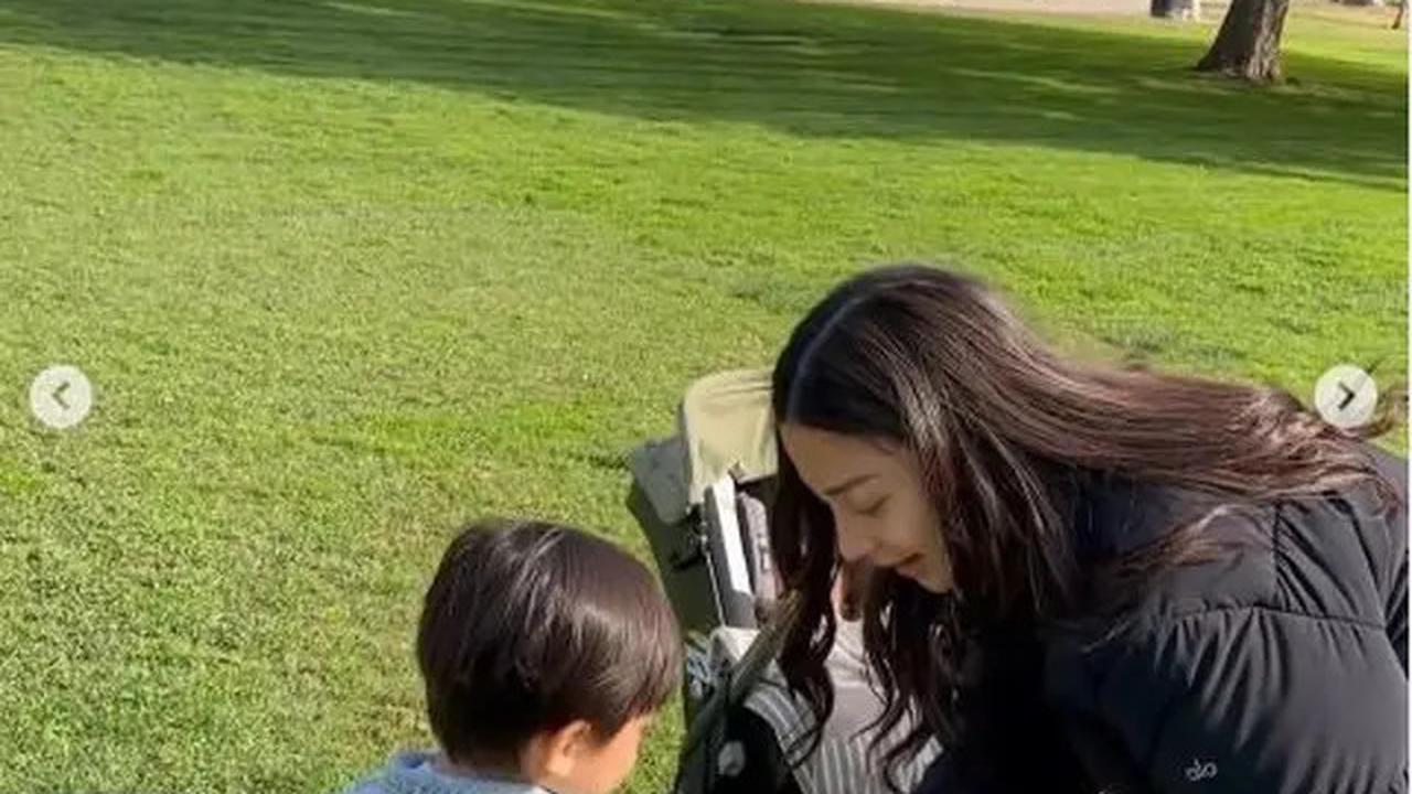 6 Potret Nikita Willy Usai Melahirkan, Perdana Ajak Baby Nael Jalan-Jalan