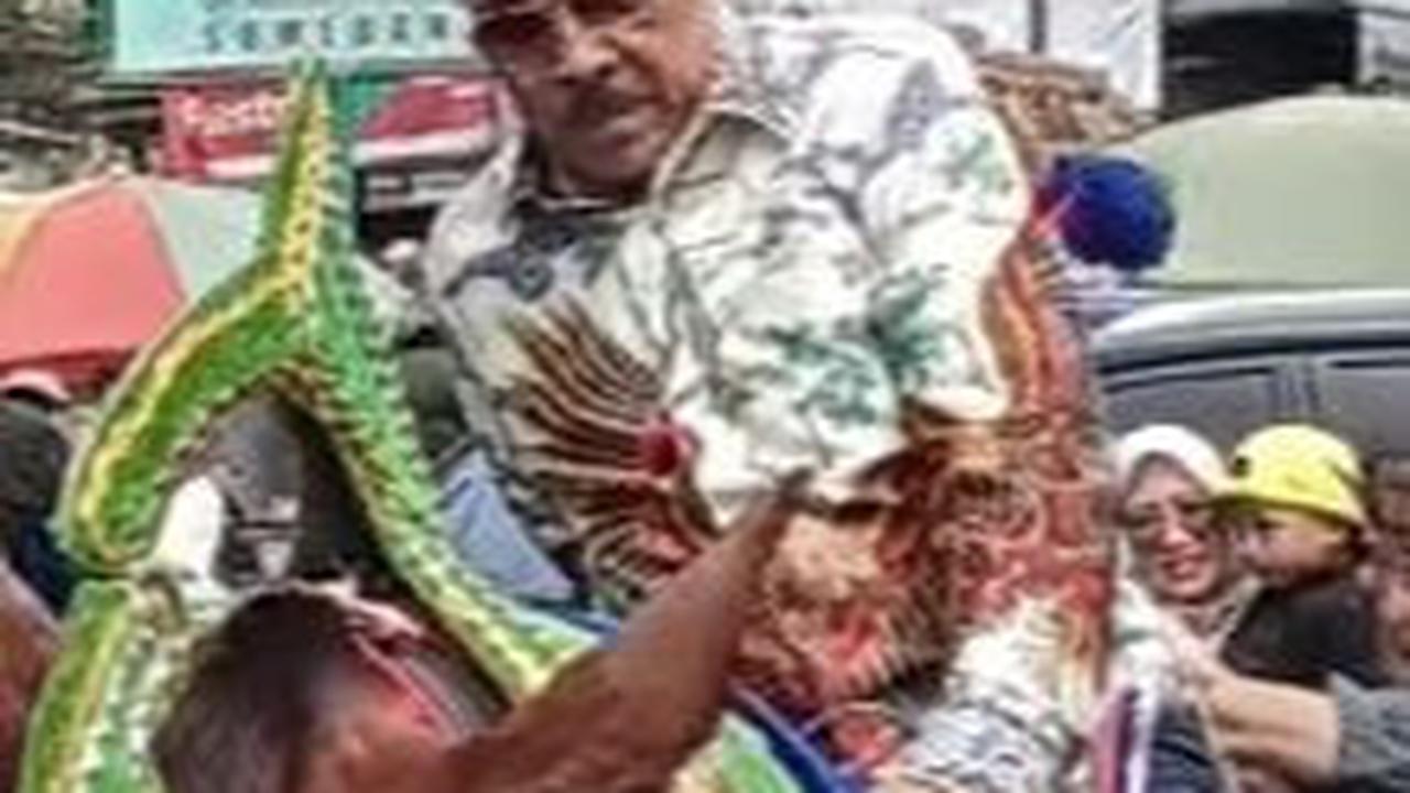 Umuh Muchtar Diarak Keliling Naik Kuda<br>