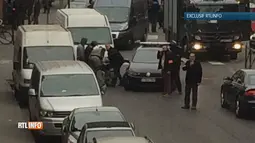 Salah Abdeslam ditangkap Polisi Belgia pada saat pengerebekan sebuah apartemen, Molenbeek, Brussel, Belgia, (18/3). Abdeslam merupakan sopir yang menurunkan tiga pelaku bom bunuh diri di dekat Stade de France, Paris. (REUTERS/VTM)