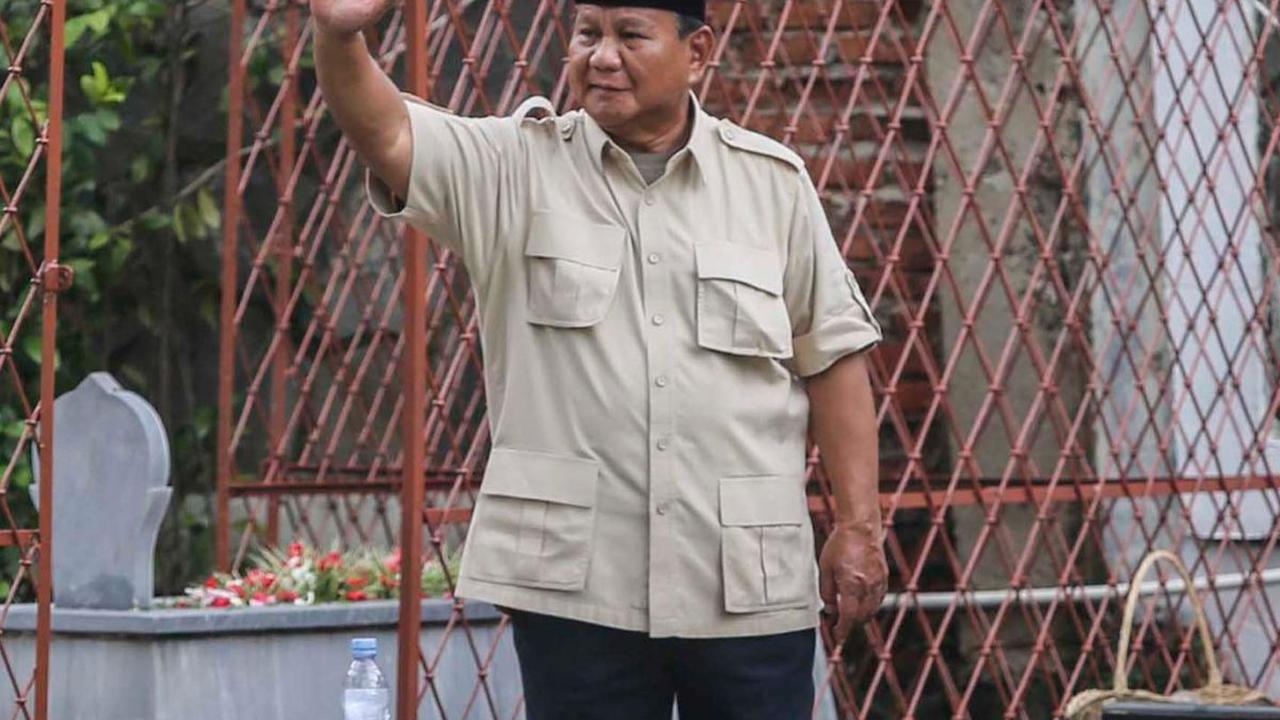 Prabowo tampak melambaikan tangan kepada warga yang menyapanya saat berziarah ke makam ayahnya, Suemitro Djojohadikusumo, di TPU Karet Bivak, Jakarta, Kamis (15/2/2024).