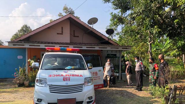 Sebanyak 23 orang yang terpapar Covid-19 di satu kampung di Banyumas dijemput untuk dikarantina. (Foto: Liputan6.com/Istimewa)
