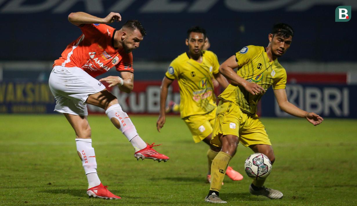 Persija kemudian mendapatkan peluang lagi melalui aksi Marko Simic. Namun, bola hasil sepakannya masih melebar dari sasaran. (Bola.com/Bagaskara Lazuardi)