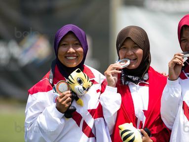 Tim Panahan Putri Indonesia beregu recurve, Titik Kusunawardani ,Linda Lestari, Diananda Choirunisa, meraih medali perak usai tampil di MSN Archery Centre, Kuala Lumpur, Malaysia, Selasa (21/8). Indonesia kalah 1-5. (Bola.com/Liputan6/Faizal Fanani)