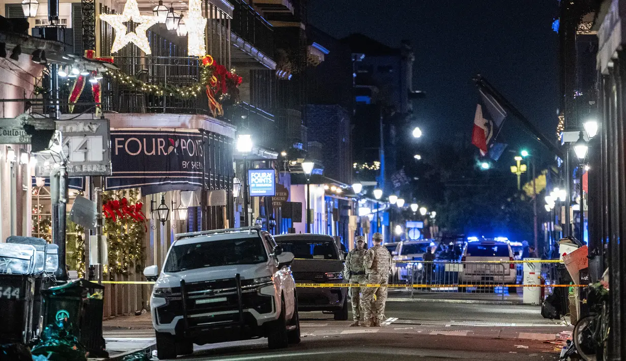 Penyidik menemukan senjata api jenis pistol dan senapan bergaya AR di lokasi kejadian. (ANDREW CABALLERO-REYNOLDS/AFP)