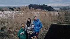 Menjadi seorang ibu bagi kedua buah hati yang masih kecil, menjalani liburan tanpa ditemani pengasuh tentu akan banyak persiapan dan tentunya merepotkan. Namun bagi Sabai Morscheck yang sudah biasa mengasuh buah hatinya sendiri saat jalai liburan ke luar negeri, momen perjalanna liburan ini malah banyak cerita. (Liputan6.com/IG/@ringgoagus)