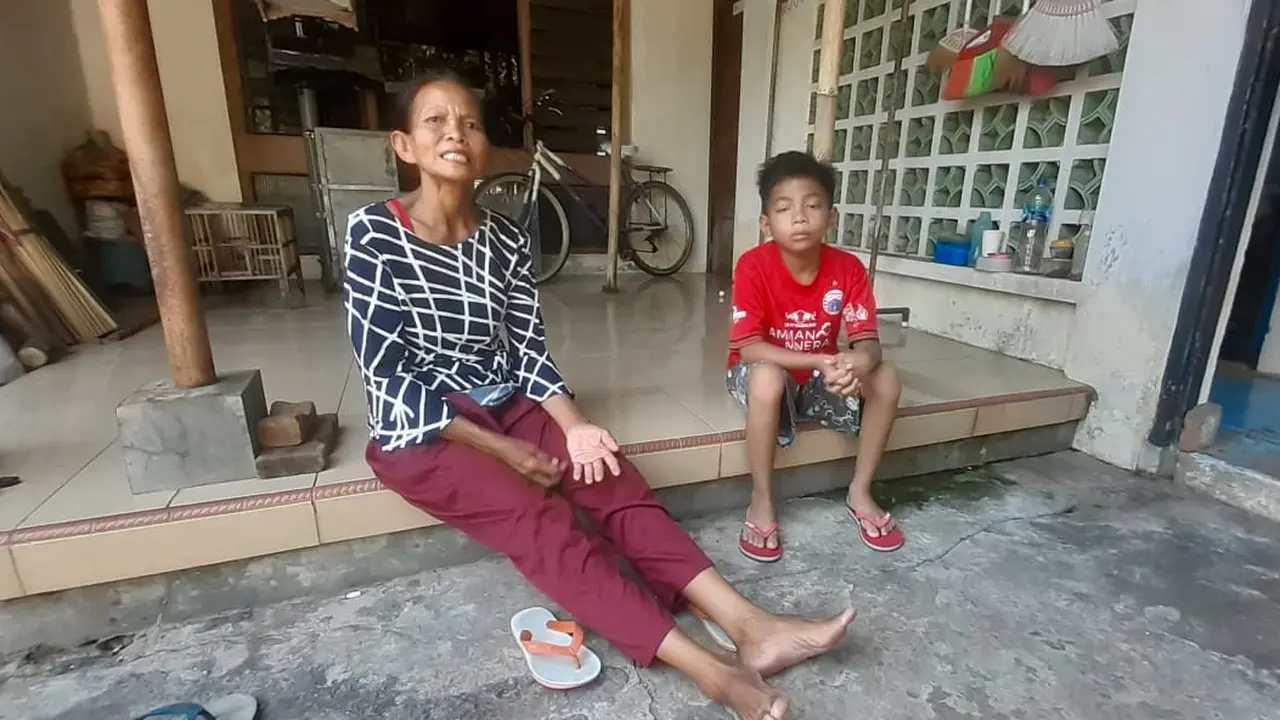 Munzaenah mengaku lega kini anaknya yakni Mohammad Ajib tetap bisa bersekolah di SDN Ploso 4 Kudus. (liputan6.com/Arief Pramono)
