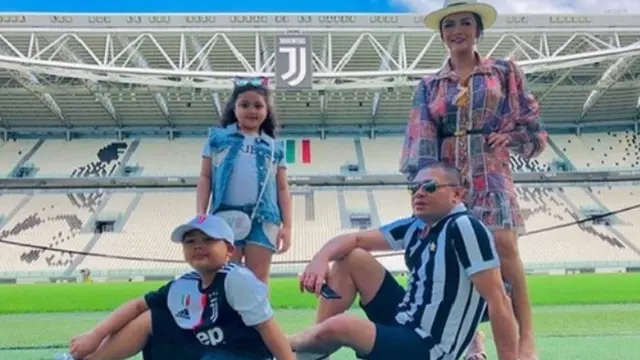 Krisdayanti bersama keluarga Kunjungi Markas Juventus