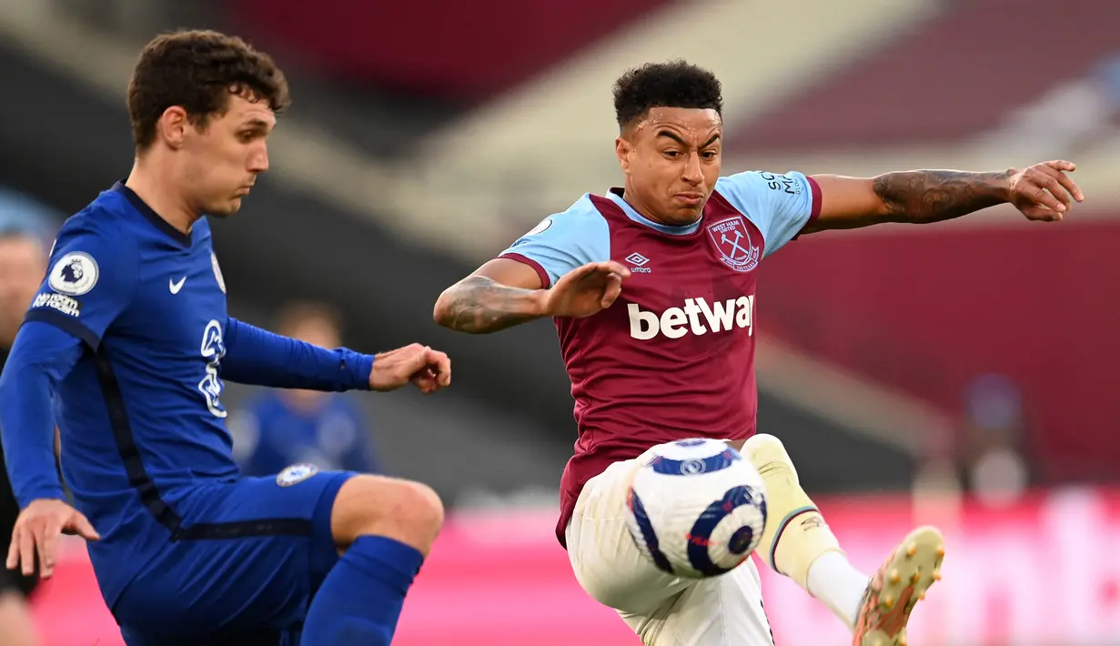 Bek Chelsea, Andreas Christensen (kiri) berebut bola dengan gelandang West Ham United, Jesse Lingard dalam laga lanjutan Liga Inggris 2020/2021 pekan ke-33 di The London Stadium, London, Sabtu (24/4/2021). Chelsea menang 1-0 atas West Ham. (AFP/Andy Rain/Pool)