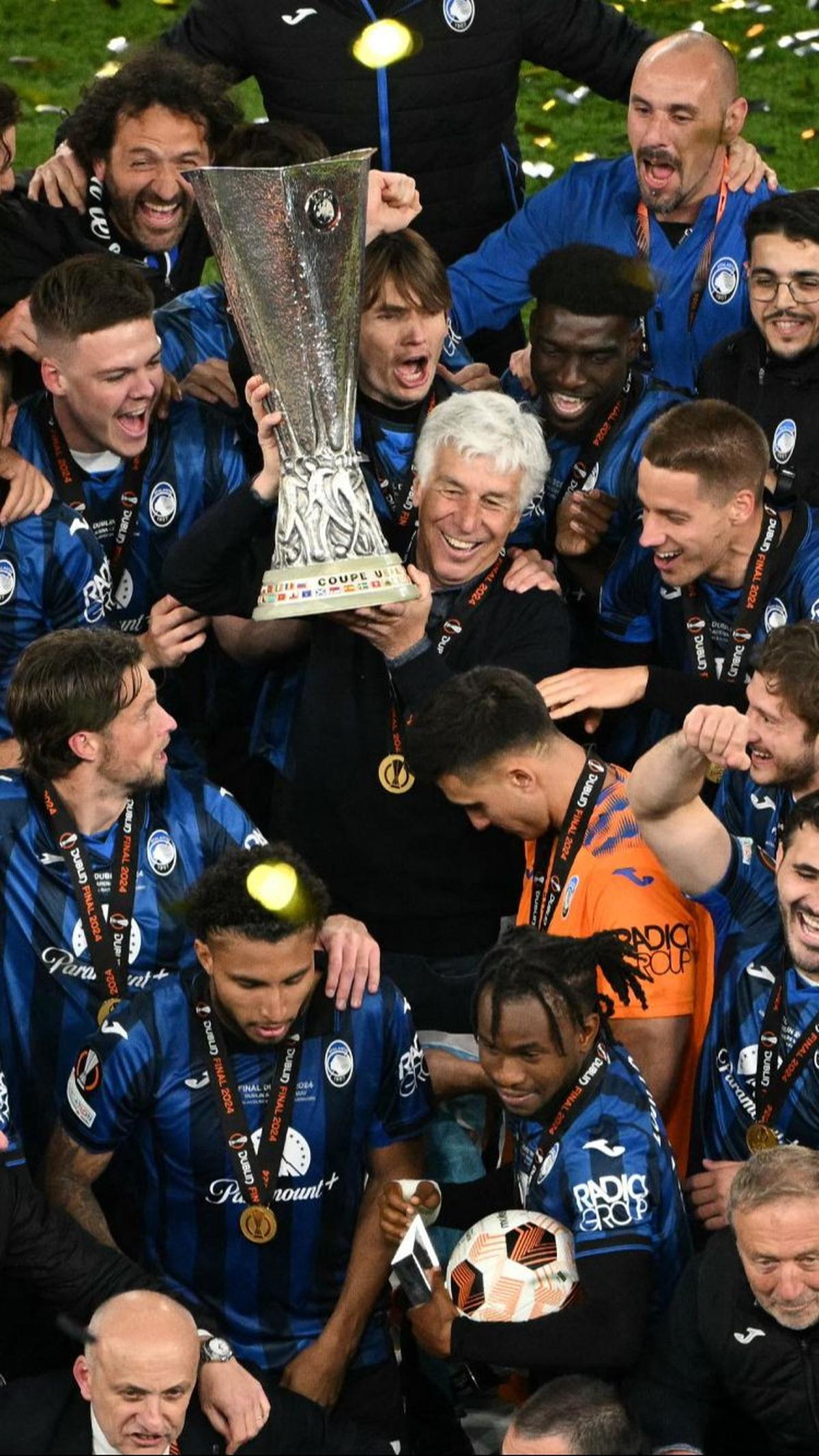 Tak cuma itu, trofi juara Liga Europa ini juga sangat berarti bagi sang allenatore, Gian Piero Gasperini. Selama 66 tahun hidupnya, ini adalah kali pertama ia membawa tim asuhannya menjadi juara. Foto: AFP<br>