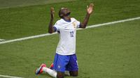 Selebrasi striker Timnas Prancis, Randal Kolo Muani merayakan gol bunuh diri bek Timnas Belgia, Jan Vertonghen pada laga babak 16 besar Euro 2024 di Merkur Spiel-Arena, Dusseldorf, Jerman, Senin (1/7/2024). (AP Photo/Andreea Alexandru)