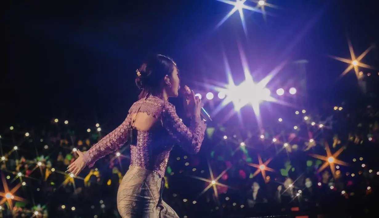 Dipadukan dengan inner kebaya lengan panjang berwarna ungu muda ditambah bawahan jarik batik panjang, Andien terlihat anggun membawakan lagunya. (Instagram/andienaisyah)