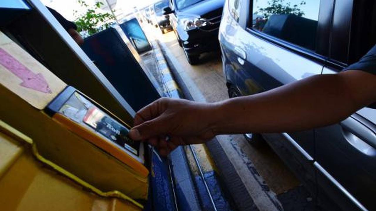 Artis cantik jual e-toll card bareng Dahlan Iskan