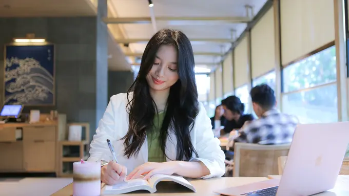 wanita januari menulis senyum