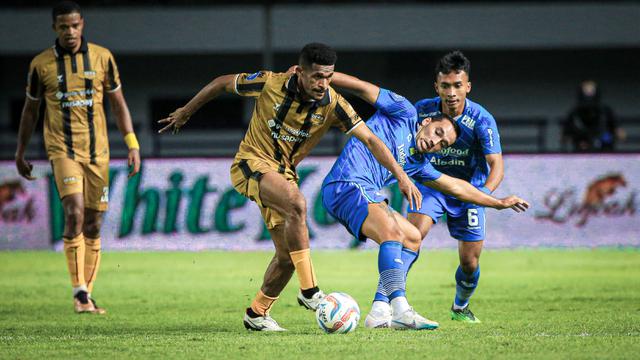 Foto: Ezra Walian Bangkit, Cetak Gol Indah dan Buat Persib Bandung Terhindar dari Kekalahan