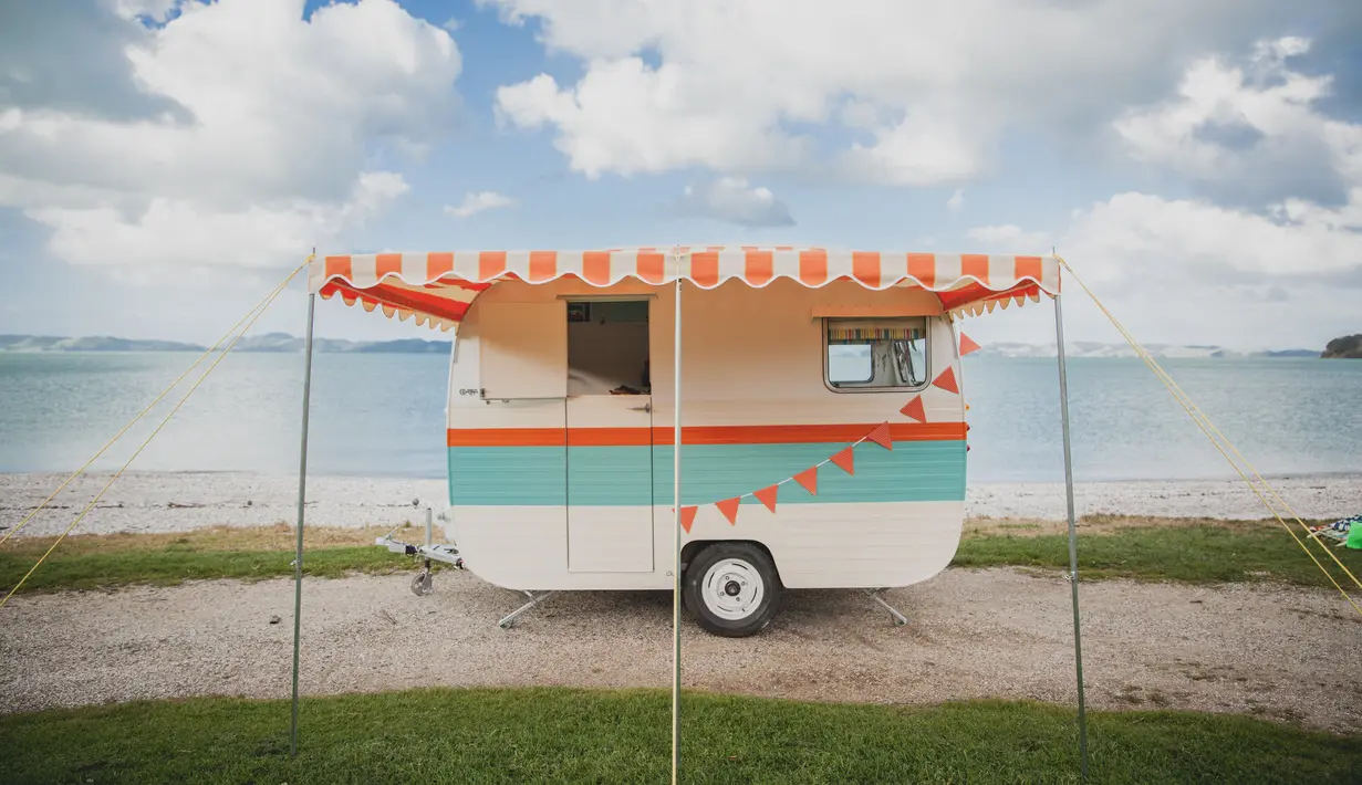 Pengalaman glamping di campervan ini bisa dinikmati di Retro Caravan Nights, Auckland, Selandia Baru. Terletak di salah satu garis pantai yang memukau di Selandia Baru, penginapan ini memberikan pemandangan alam yang indah. Desain retronya membuat tamu seperti hidup dalam sebuah film. (airbnb)
