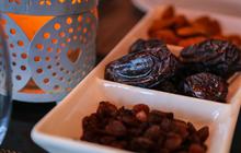Kebiasaan Rasulullah SAW Saat Berbuka Puasa, Berbuka dengan Makanan Manis