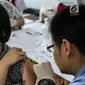 Ekspresi Mahasiswi saat disuntik vaksin difteri di Universitas Tarumanegara, Jakarta, Kamis (14/5). Ratusan mahasiswa/wi yang berusia di bawah 19 tahun mendapatkan imunisasi (Td) sebagai antisipasi mewabahnya penyakit difteri. (Liputan6.com/Faizal Fanani)