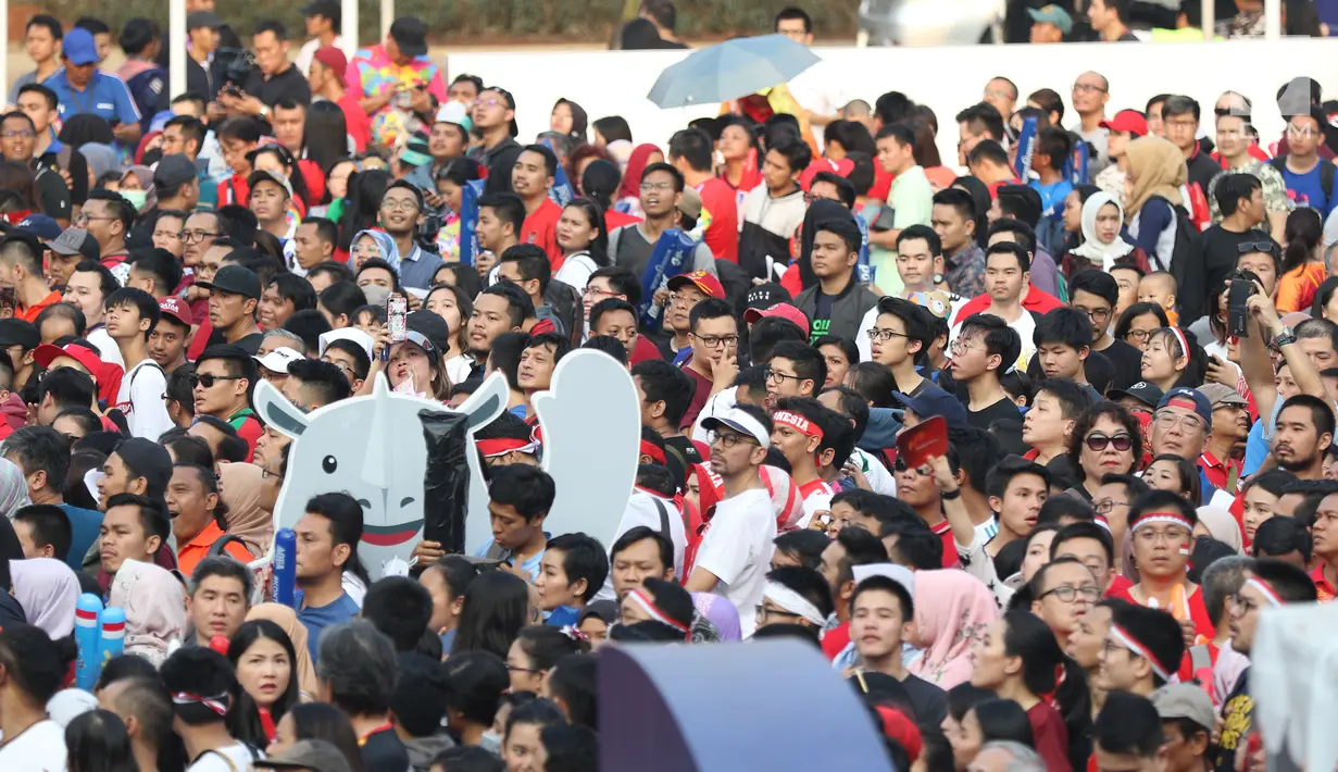 Calon penonton antre untuk masuk menyaksikan laga final bulu tangkis beregu putra di Istora Senayan Jakarta, Rabu (22/8). Laga final bulu tangkis beregu putra mempertemukan Indonesia melawan China. (Liputan6.com/Helmi Fithriansyah)